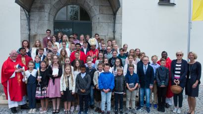 Bild: bsc
In der Pfarrkirche Maria Immaculata wurde Firmung gefeiert. 52 junge Christen aus der Pfarreiengemeinschaft Friedenfels/Fuchsmühl erhielten von Bischof Dr. Prince Antony Panengaden (Mitte) das Sakrament. Eingebunden in den Gottesdienst waren Ruhestandspfarrer Siegfried Wölfel, Pater Martin (vorne von links), Pfarrer Joseph (Mitte) und Ordenspriester Dr. Sikamany (rechts) sowie bei den Vorbereitungen und der Organisation der Firmung, Alexandra Kaßeckert, Gemeindereferentin Sabine Schiml (von rechts) und Kerstin Weidner-Tusek.