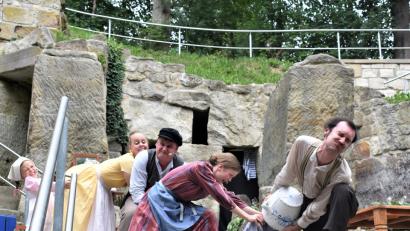 Bild: rgr
Die Svenssons sowie Anton und Lina wollen Michel von der Suppenschüssel befreien.