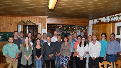 Bild: fjo
Mit vielen Gästen feiert Willibald Ebnet (vorne, Vierter von links) seinen 80. Geburtstag im Gasthaus "Zur Glashütte".