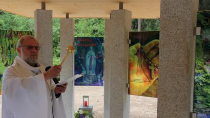 Bild: kro
Peter Benedikt Leitmayr segnete die neu erbaute Marienkapelle, die zugleich Begegnungsstätte am Waldbesinnungspfad sein soll,.