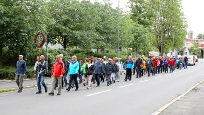 Bild: Neumann, Jochen [NJN] (jochen.neumann@erbendorf.de)
Gut 120 Teilnehmer pilgerten singend und betend bei der Dankwallfahrt des Pilgervereins zur Peters-Kirche im Steinwald.