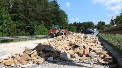 Bild: Jürgen Masching
Mehrere Tonnen Bauschutt verteilten sich beim Bahnhof Michelfeld auf der B 85, als hier ein Lastwagen-Anhänger umkippte.