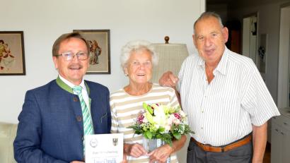 Bild: Jochen Neumann
Ihren 90. Geburtstag kann Luise Chmelik feiern. Mit auf dem Bild (von links) Bürgermeister Hans Donko und Ehemann Ludwig Chmelik.