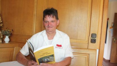 Bild: lg
Der Eisenbahn-Historiker Wolfgang Bleiweis aus Münnerstadt (Unterfranken) präsentiert seine Publikation über die Lokalbahn Nabburg - Schönsee.