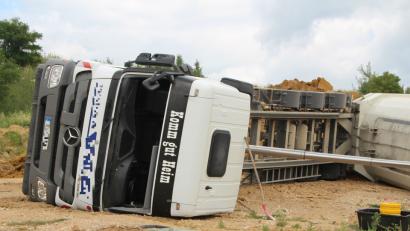 Bild: Alexander Auer
In einer Kiesgrube bei Wenzenbach ist ein Lkw umgekippt