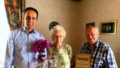 Bild: aja
Bürgermeister Hans-Jürgen Strehl gratuliert Margarete und Ernst Pickel aus Schnellersdorf zur diamantenen Hochzeit (von links).