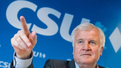 Bild: Peter Kneffel/dpa
Horst Seehofer, CSU-Vorsitzender und Bundesminister für Inneres, Heimat und Bau, spricht auf einer Pressekonferenz, die im Anschluss an die Sitzung des CSU-Vorstands stattfindet.