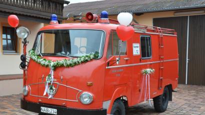 Bild: ohr
Seit Jahren sucht die Feuerwehr Stulln nach einem passenden Stellplatz für das Fahrzeug aus dem Jahre 1965.  Die „Mary“ –wie sie liebevoll genannt wird - ist der Wehr sehr ans Herz gewachsen. Eine Unterstellmöglichkeit soll nun auf dem Gelände des Bauhofes geschaffen werden. Das Auto ist noch nicht außer Dienst gestellt.