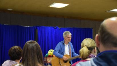 Bild: twg
Uwe Lal bringt Stimmung in den Saal.