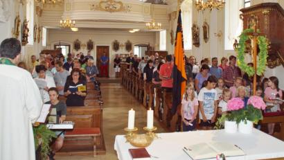 Bild: mmj
In der Kreuzbergkirche in Pleystein feierten die Wallfahrer mit Pfarrer Wolfgang Dietz den Gottesdienst.