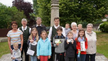Bild: fvo
Die Gewinner des Kirchweihrätsel mit Pfarrgemeinderat - Sprecherin Birgit Bergmann (links) und Pfarrer Norbert Götz.