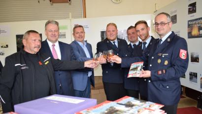 Bild: wku
Auf die Vorstellung der Chronik und die Ausstellung im Feuerwehrhaus stoßen  (von links) Wolfgang Meiler, Landrat Richard Reisinger, Bürgermeister Joachim Neuß, Fabian Schwemmer, Daniel Winter, Sebastian Schwemmer  und Stefan Egerer an.