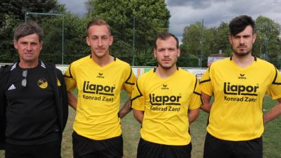 Bild: Rosner, Konrad (KONRAD.ROSNER@T-ONLINE.DE)
Zum Trainingsauftakt begrüßte Spielleiter Thomas Schramm (von links) einen Teil der Neuzugänge beim FC Tirschenreuth: Andreas Zeus, Kubilay Özdemir und Burak Övunc.