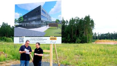 Bild: do
Die Firma Lippert ist vorne dabei. Das wird so bleiben, versichern Firmenchef Hubert Schug und technischer Geschäftsführer Winfried Hein. Erst recht, wenn Lippert seinen Firmensitz Schritt für Schritt nach Eschenbach verlegt. Unser Bild zeigt die „Macher“ Hubert Schug und Winfried Hein bei  der Vorstellung des Planungskonzeptes vor der Ansicht des 1. Bauabschnittes.