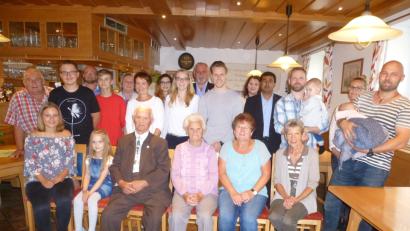 Bild: bk
Frohsinn, Gelassenheit und Gottvertrauen sind die Markenzeichen der rüstigen Neunzigerin  Maria Schieder. (vorne,  Mitte). Sie freute sich an ihrem Altersfest besonders über die sechs Enkel- und fünf Urenkelkinder. Das Jüngste Ida ist erst zehn Wochen alt.