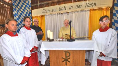 Bild: no
Den Festgottesdienst zum Patrozinium zelebriert Pfarrer Markus Priwratzky. Links neben ihm verfolgt der Vorsitzende des Kapellenbauvereins, Ludwig Hofmann, die Feier.