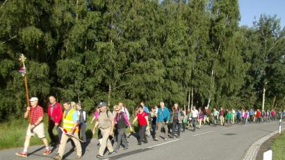 Bild: exb
Mit Pilgerrucksack, neuen Gebets- und Pilgerbüchlein und dem Leitwort „Ohne Kreuz geht es nicht!“ startet die 42. Fahrenbergfußwallfahrt der Pfarrei Tirschenreuth am Sonntag, den 1. Juli um 5 Uhr wieder zum Fahrenberg. Die Rast ist wieder auf der Altglashütte.