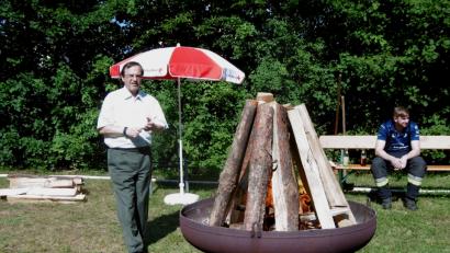 Bild: myd
Nach dem Segen durch Stadtpfarrer Bernhard Müller wurde Johannisfeuer beim Seniorenheim Hammergmünd entzündet