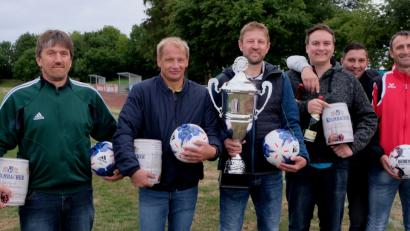 Bild: le
Von  kameradschaftlichem  Geist geprägt verlief das Wanderpokalturnier der Altliga. Von links:  Michael Gailitzdörfer, Willi Schmidkonz, Markus Borkhard, Jürgen Pohl, Rene Knorr, Alexander Völkl, Peter Wittmann und Christian Haberkorn.