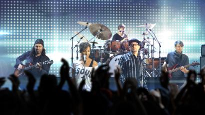 Bild: exb
Keine Unbekannten in der Herzogstadt sind die Mitglieder der Formation Praekers. Im Februar rockten sie im Programm des Fördervereins Seidel-Saal. Ihre Setlist lebt von Mane Praekers Eigenkompositionen, Highlights aus Rock und Pop, aber auch von aktuelleren Coverversionen. Die Band setzt sich aus in der Region namhaften Künstlern zusammen: Oliver Allwardt und Diana Laden (vocals), Martin Gruber (guitar), Georg Fruit (drums) sowie Tobias Stöckelmaier (bass).