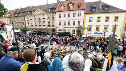 Bild: Hartl
Eine große Besucherschar ließ sich am Freitag die Eröffnung des 42. Altstadtfestes nicht entgehen. Auf den Treppen von St. Marien hatten sich dazu viele historische Gruppen, eine Abteilung der Stryker und die Polit-Prominenz versammelt.