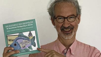 Bild: privat
Manfred Knedlik hat Grund zur Freude: Zum 42. Bayerischen Nordgautag, der vom 4. bis 8. Juli in Wiesau (Kreis Tirschenreuth) stattfindet, ist eine umfangreiche Festschrift erschienen, für die er als Herausgeber verantwortlich zeichnet.