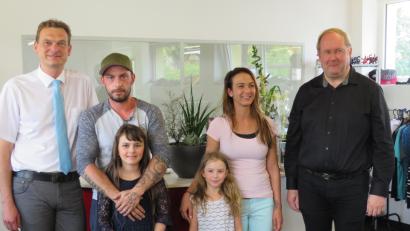 Bild: Johann Adam
Bürgermeister Ernst Schicketanz (links) und Pfarrer Markus Nees (rechts) gratulierten Jessica Pöll (Zweiter von rechts) mit Mann Marco   und ihren Töchtern Alina und Larissa  zur Eröffnung der Schatzkiste.