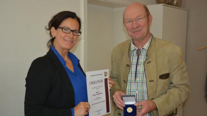 Bild: jr
Bürgermeisterin Friederike Sonnemann überreichte Anton Hauptmann im Auftrag des Landkreises die Johann-Andreas-Schmeller-Medaille.