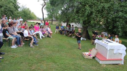 Bild: ral
Mit großem Eifer gestalteten die Kinder den Familiengottesdienst im Pfarrgarten.