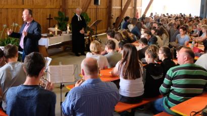 Bild: le
Über 200 Gläubige  feiern den  Gottesdienst auf dem Land in Steinfrankenreuth mit.