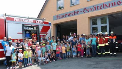 Bild: rpp
Für einen Nachmittag in der Kindergartengemeinschaft hatte sich der Elternbeirat für Kinder und Eltern die Freiwillige Feuerwehr ausgesucht. Die Kleinen waren „Feuer und Flamme“ für Uniformen und das Feuerwehrauto. Doch auch die Papas hatten großes Interesse an der neuen Technik, mit der das Auto ausgestattet war.