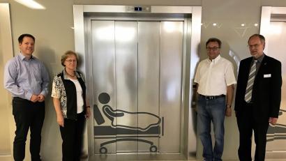 Bild: exb
Inspektion der neuen Verkleidung: Von links Andreas Poeplau, Marga Klameth (2. Vorsitzende Förderverein), Dieter Eberl (Schriftführer) und Vorstand Klaus Emmerich.