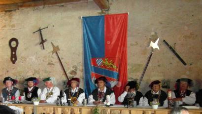 Bild: hl
Unser Foto zeigt den Hochsitz im Klostererstadel mit v.l. Florian von Rosenburg, Sebastian Graf von Reichenbach-Goschütz, Rüdiger von Schönfeldt, Konrad von Winterstetten und Werner von Podewils sowie v.r. Herbert von Podewils, Freiherr Wolf vom Seegrund, Lancelot du Lac, und Ottokar von Heydegg