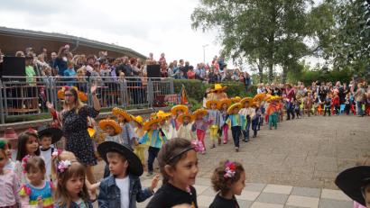 Bild: weu
Begeistert begrüßten Eltern, Großeltern und Bekannte die Kinder bei ihrem Einzug  zu ihrer Weltreise beim  Kindergartenfest.
