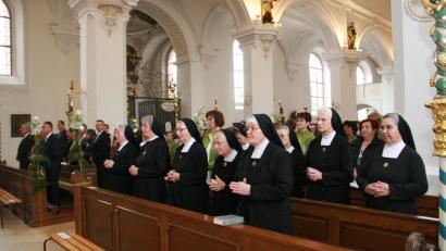 Bild: wro
Beim Abschiedsgottesdienst in der Tirschenreuther Stadtpfarrkirche konnte man auch bekannte Gesichter von früher, wie zum Beispiel das von Schwester Noemi (hintere Reihe, rechts)  entdecken.