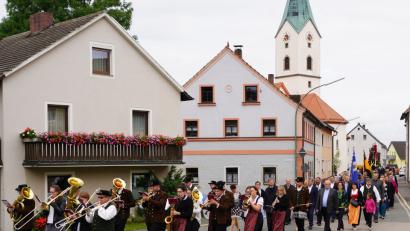 Bild: fvo
Die Trachtenkapelle Waldthurn führt den Kirchenzug zum Geburtstagsgottesdienst an.
