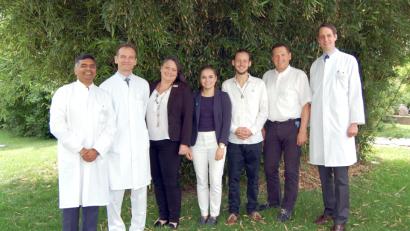 Bild: Lettner
Krankenhauskeime sind ein weltweites, gesundheitliches Problem. An deren Bekämpfung arbeiten sie zusammen (von links): Professor Dr. Hamid Hossain, Stephan Röckelein, Stefany Dürr, Anna Bach, Florian Lapp, Dr. Harald Hollnberger und Dr. Alexander von Meyer.