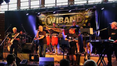 Bild: exb
Die Wiband bringt den Flair der 60er, 70er und 80er Jahre samt der weiteren Entwicklung des Rocks auf die Bühne der Freizeitanlage.