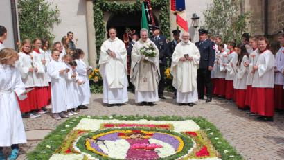 Bild: bph
Den Festgottesdienst feierte der Jubilar (Bildmitte) im Konzelebration mit Kaplan Berno Läßer (links) sowie den Ruhestandsgeistlichen Gottfried Rottner (rechts) und Josef Lobinger.