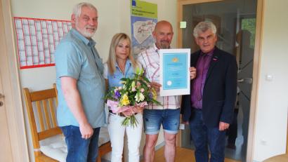 Bild: sbü
Karl Arnold (rechts) von der Handwerkskammer Niederbayern Oberpfalz überreicht Josef Reger und dessen Frau Michaela (Zweiter und Dritte von rechts) die Ehrenurkunde des Wirtschaftsministeriums. Auch der Geschäftsführer der Bauinnung Nordoberpfalz, Peter Wittmann, gratuliert.