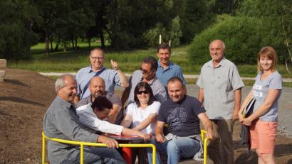 Bild: mmj
Das Areal rund um das neugestaltete Moorbad rückten die Bürgermeister aus dem Schönseer Land und dem benachbarten Tschechien in den Mittelpunkt ihrer Besprechung. Beim Deutsch-Tschechischen Partnertreff wurde auch so manches Spielgerät getestet.