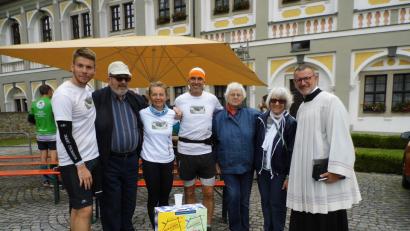 Bild: gjb
Pfarrer Thomas Vogl (rechts) begrüßte einige Sportler und die Helfer an der Erfrischungsstation