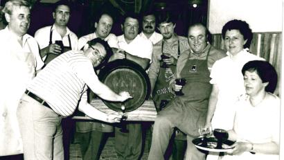 Bild: du
Beim Weinfest 1984 schenkt die Kolpingsfamilie den Rotwein noch aus einem Holzfass aus – damals unter Vorsitzendem Ferdl Koller (Dritter von rechts).