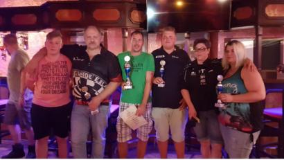 Bild: gz
Organisatorin Anneliese Kraus (Zweite von rechts) gratuliert Stephanie Grünbauer, Klaus Reil, Christian Glonner und Werner Fischer (von rechts) von den „Dartfreunden“ zu ihren Erfolgen.