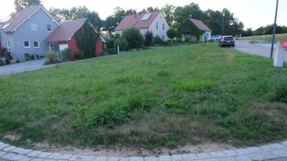 Bild: ohr
Der Gemeinderat Guteneck vergab die Landschaftsarbeiten  zur Errichtung eines Kinderspielplatzes an die örtliche Firma Patrick Schmal als günstigsten Bieter. r Baubeginn ist spätestens Anfang September,  Bauende am 30. November. Die Dorfgemeinschaft realisiert den Pavillon in Eigenleistung.