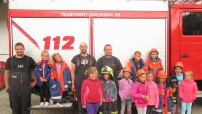 Bild: tu
Die Buben und Mädchen des Kindergartens statten der Feuerwehr einen Besuch ab. Jetzt wissen die Kleinen, wie man einen Brand löschen kann. Eine Fahrt im Feuerwehrauto darf natürlich auch nicht fehlen.