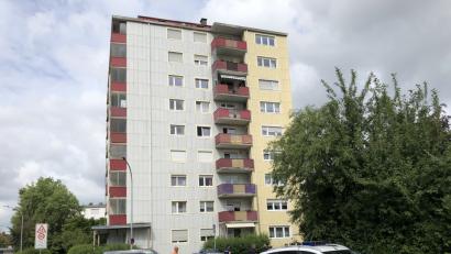 Bild: Catherine Simon/dpa
Einsatzkräfte stehen an einem Tatort, an dem am Morgen vier Leichen und ein verletzter Mann gefunden wurden.