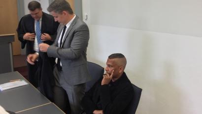 Bild: ahs
Xavier Naidoo und seine Anwälte vor dem Landgericht in Regensburg.