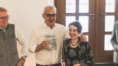 Bild: Lukas Meister
Maceratas Bürgermeister Romano Carancini (Mitte) ist hin und weg vom neuen Reiseführer über seine Stadt, den Ursula Bock und ihre Schüler geschrieben und gestaltet haben. Auch Reinhold Wildenauer (links) vom Städtepartnerschaftsverein ist stolz auf das Werk der Keplerianer.