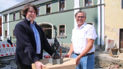 Bild: Jürgen Herda
Wo gerade mit Hochdruck für die Grundsteinlegung am Samstag gegraben wird, steht bald vor dem Rathaus von Bürgermeister Reiner Gäbl (rechts) der Zoigl-Brunnen mit der Skulptur (Mitte) von Harald Bäumler.